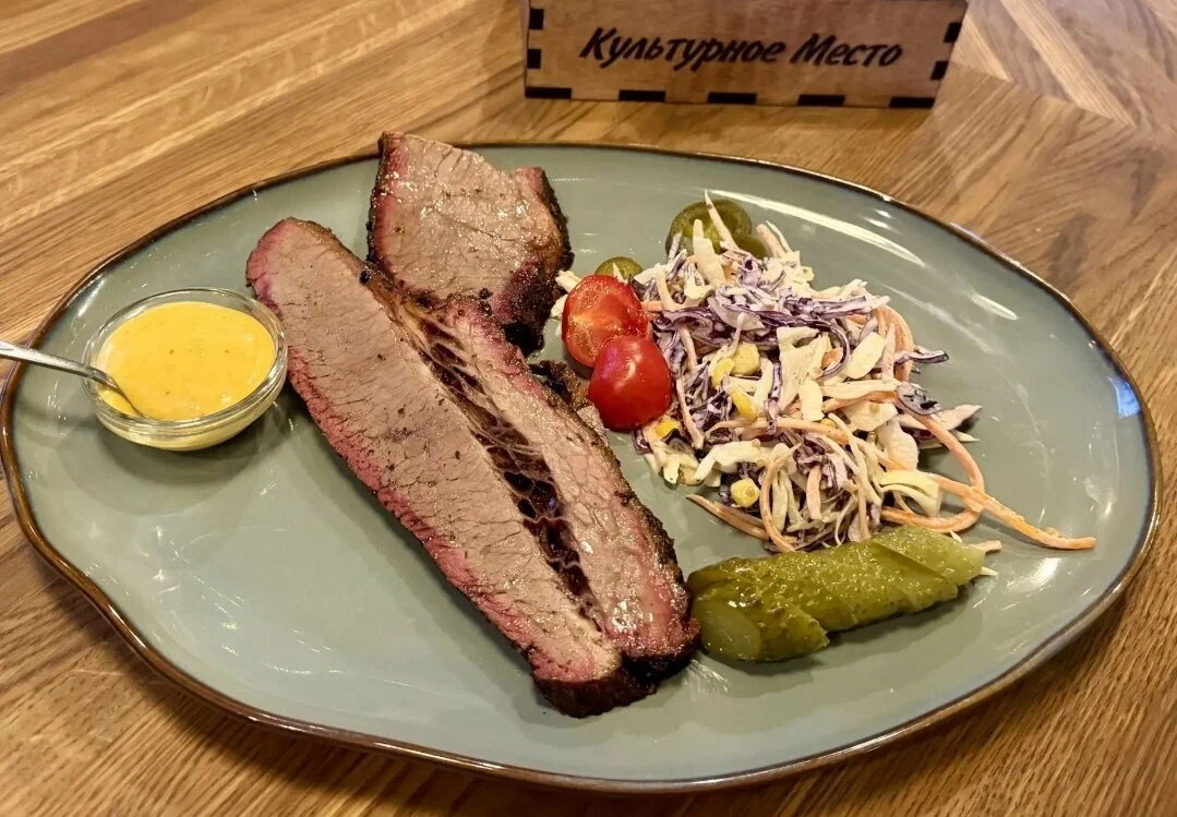 Мясное блюдо с гарниром в ресторане «Культурное место»